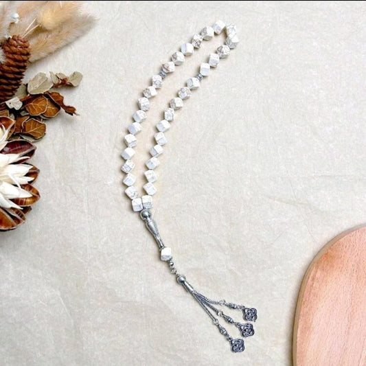 سبحة كلاسيكية مربعة مصنوعة بخرز شبيه الفيروز