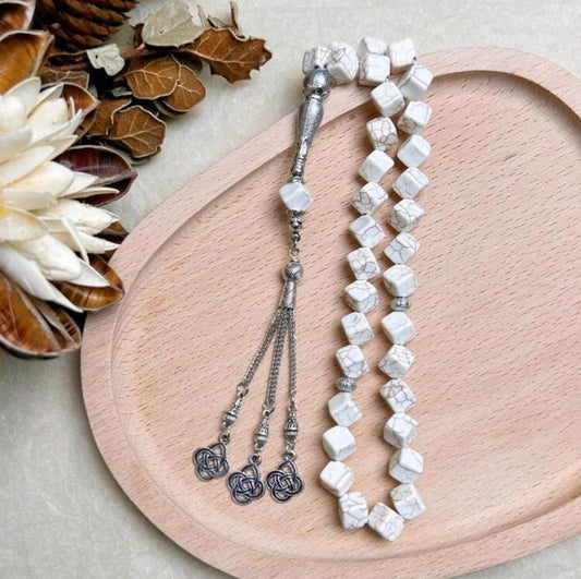 سبحة كلاسيكية مربعة مصنوعة بخرز شبيه الفيروز